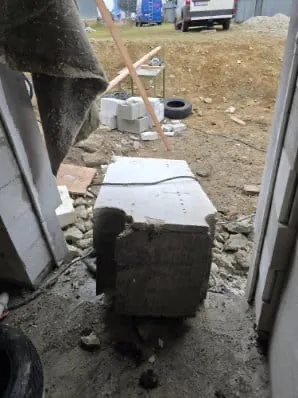 Kontrolované búranie betónových priečok pri rekonštrukcii