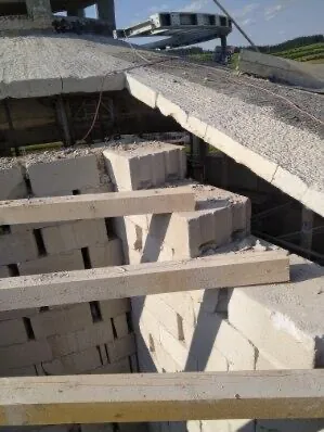 Búranie betónového základu pri prestavbe