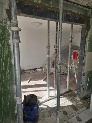 Odstránenie balkónového parapetu rezaním betónu