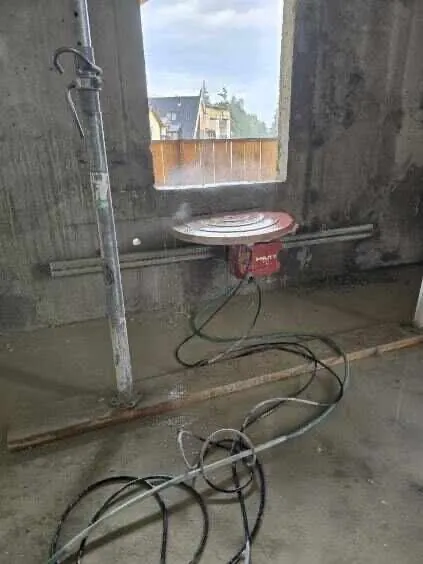 Rezanie otvoru pre dvere v nosnej stene panelového domu