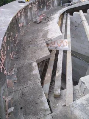 Rezanie podlahy pre nové rozvody v dome